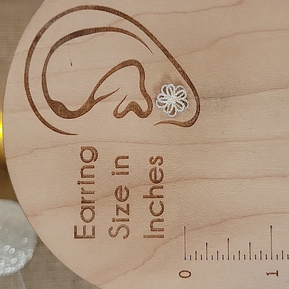 LOOP BLOSSOM STUD EARRINGS - Picture 5 of 7